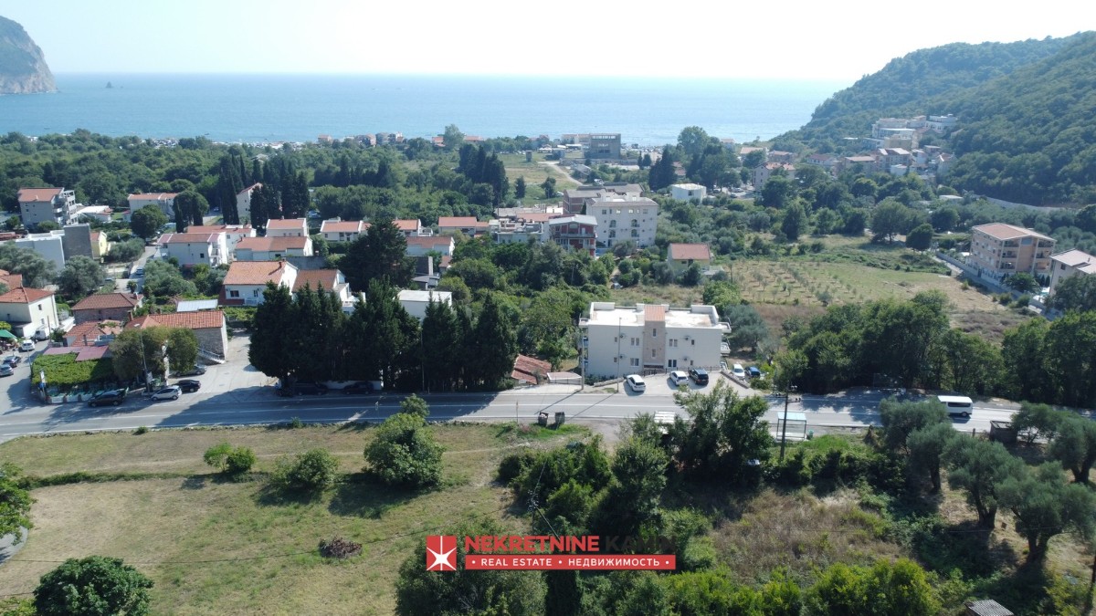 Urbanizovan plac od 1178 m² uz glavnu magistralu, Buljarice, Budva